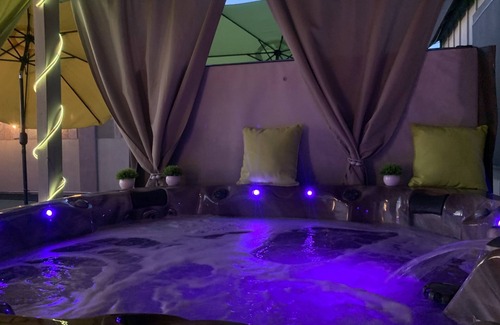 Ahwatukee Foothills Casa | KIDS LOVE ME! Neon 5 Waterfall Heated Pool, HOT TUB, Putting Greens & Fire Pit