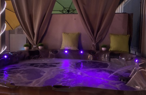 Ahwatukee Foothills Casa | KIDS LOVE ME! Neon 5 Waterfall Heated Pool, HOT TUB, Putting Greens & Fire Pit