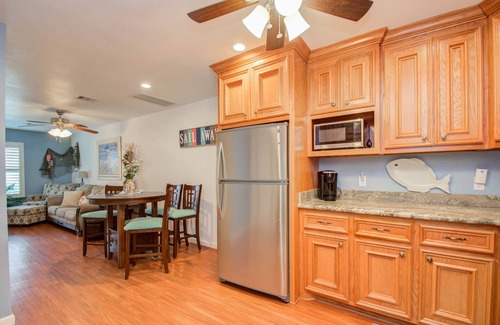Galveston Casa | Kiki-2: WALK to the BEACH and Pleasure Pier!, Short Walk to Beach and Pleasure Pier!