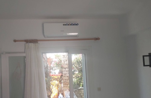 Chrissi Akti Casa | Apartamento reformado de Kikis, una terraza de ensueño