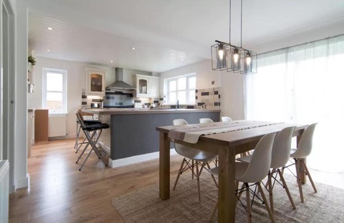 Largs Casa | Kilburn Holiday Cottage