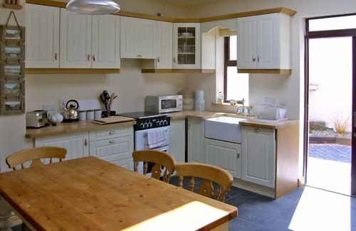 Kilkee Cabaña | KILKEE COTTAGE, family friendly in Kilkee, County Clare