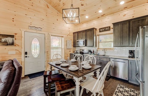 Wears Valley Cabina | Killer Mtn Sunset Views | Hot Tub | Modern, Cozy!
