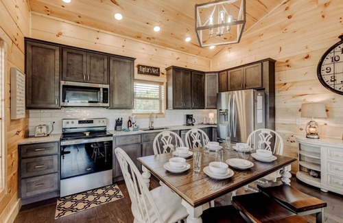 Wears Valley Cabina | Killer Mtn Sunset Views | Hot Tub | Modern, Cozy!