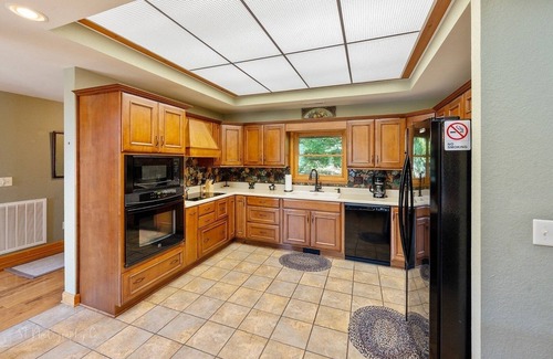 Gatlinburg - Pigeon Forge Cabina | Kim's Cove Motorcycle-Friendly Cabin features Game Room by RedAwning