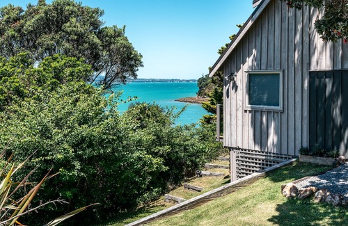 Surfdale Casa | Kina Cottage - Waiheke Holiday Home