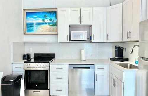 Bayou Shores Casa | KING 1bd/1ba in St. Petersburg w/PRIVATE DOCK & KAYAKS