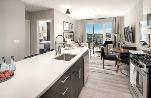 The Hill Apartamento | King 1BR Apt w/ Cozy Den & Luxury Amenities