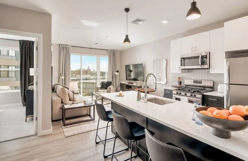 The Hill Apartamento | King 1BR Apt w/ Cozy Den & Luxury Amenities