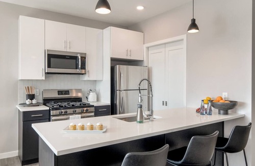 The Hill Apartamento | King 1BR Apt w/ Cozy Den & Luxury Amenities