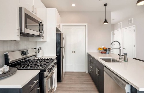 The Hill Apartamento | King 1BR Apt w/ Cozy Den & Luxury Amenities