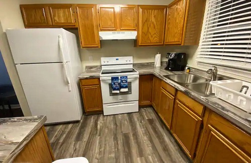 Greensboro Casa | king and Queen 2-bedroom townhome near downtown Greensboro with WiFi, AC