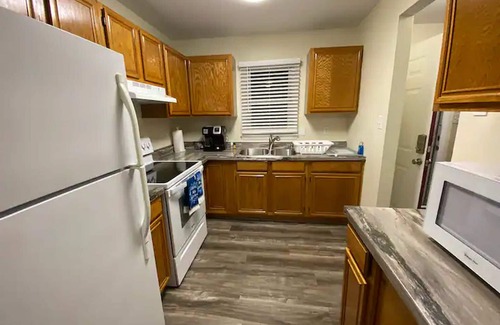 Greensboro Casa | king and Queen 2-bedroom townhome near downtown Greensboro with WiFi, AC