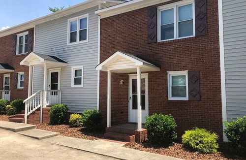 Greensboro Casa | king and Queen 2-bedroom townhome near downtown Greensboro with WiFi, AC