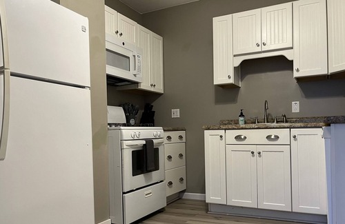 Carnegie Casa | King and queen bed, entire house, dogs welcome