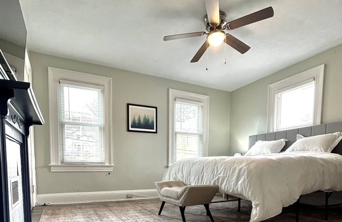 Carnegie Casa | King and queen bed, entire house, dogs welcome