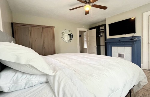 Carnegie Casa | King and queen bed, entire house, dogs welcome