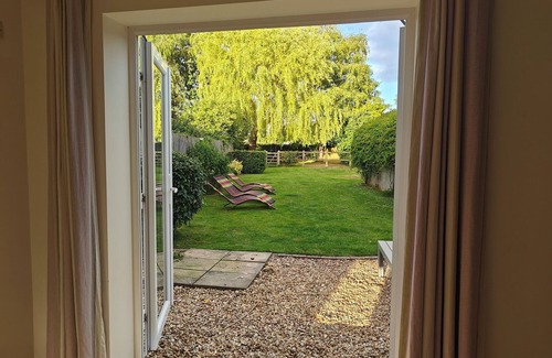 South Cadbury Casa | King Arthur’s Rest: Charming Eco Home, Garden & Hot Tub. Sleeps 10. Pet friendly
