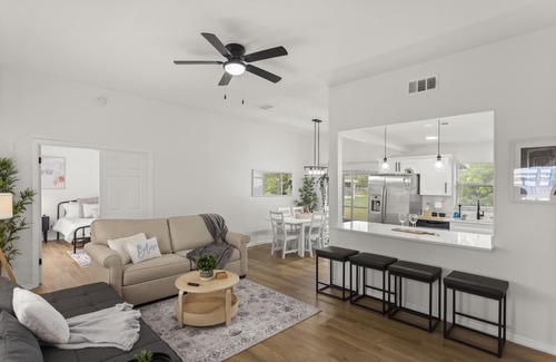 Kissimmee Casa | King bd / Modern Home sleeps 8 w/ private backyard