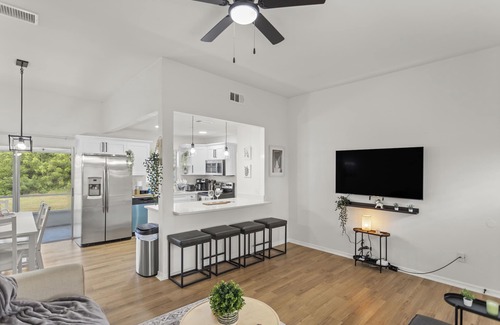 Kissimmee Casa | King bd / Modern Home sleeps 8 w/ private backyard