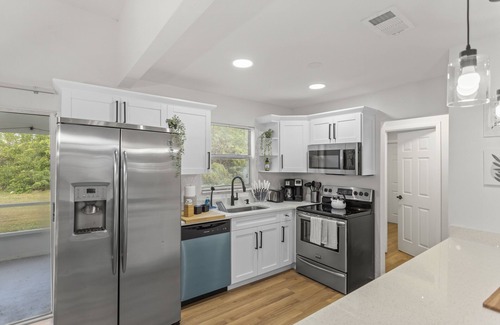 Kissimmee Casa | King bd / Modern Home sleeps 8 w/ private backyard