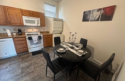Downtown Greensboro Casa | King bdrm in brilliant downtown Greensboro-few min, walk to food & entertainment