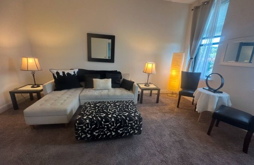 Downtown Greensboro Casa | King bdrm in brilliant downtown Greensboro-few min, walk to food & entertainment