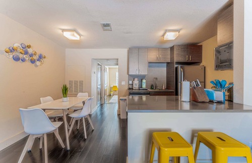 Riverside Apartamento | King bed 1BR close to Downtown w fast wifi & gym
