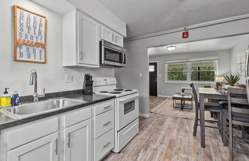 Appleton Casa | King bed 2BR Suite in the Heart of Appleton