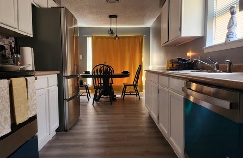 Saginaw Casa | King bed 4-bedroom house in Saginaw with WiFi, AC 10mins from stockyards