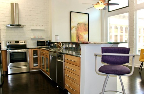 Downtown Greensboro Condominio | King Bed and Huge Windows in the Heart of Downtown Greensboro