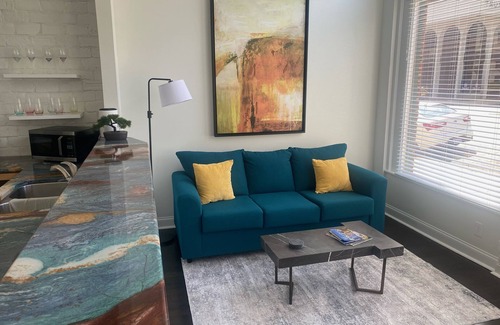 Downtown Greensboro Condominio | King Bed and Huge Windows in the Heart of Downtown Greensboro