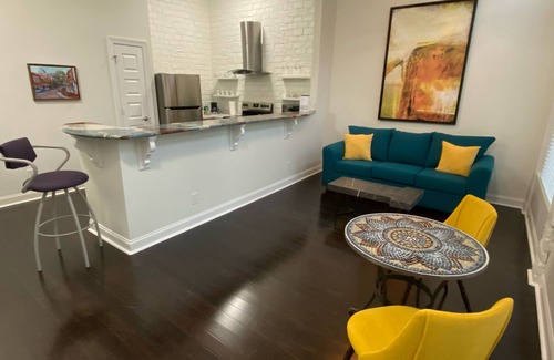 Downtown Greensboro Condominio | King Bed and Huge Windows in the Heart of Downtown Greensboro