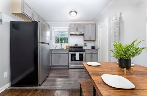 Newington Apartamento | King Bed Apt - Fully Furnished w/ Max Amenities