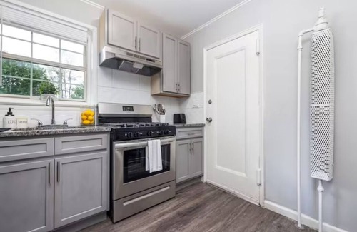 Newington Apartamento | King Bed Apt - Fully Furnished w/ Max Amenities