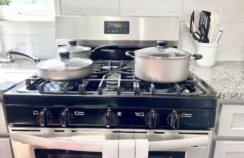 Newington Apartamento | King Bed Apt - Fully Furnished w/ Max Amenities