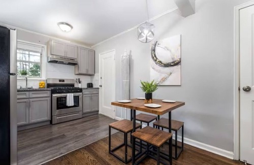 Newington Apartamento | King Bed Apt - Fully Furnished w/ Max Amenities