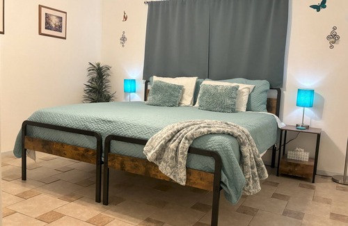 South Side Casa | King-bed Central Private Quiet Couples Tub Beach Fishing Boat Parking Work Trip