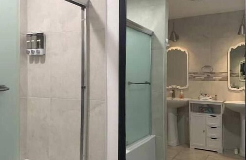 South Side Casa | King-bed Central Private Quiet Couples Tub Beach Fishing Boat Parking Work Trip