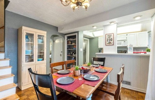 Meridian-Kessler Casa | *King Bed*Broad Ripple*Near Downtown*Bonfire*Patio