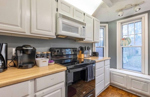 Meridian-Kessler Casa | *King Bed*Broad Ripple*Near Downtown*Bonfire*Patio