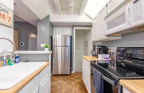 Meridian-Kessler Casa | *King Bed*Broad Ripple*Near Downtown*Bonfire*Patio