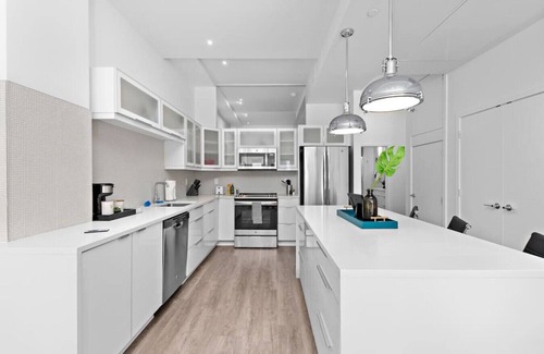 Financial District Apartamento | ! King Bed ! Downtown Highrise!