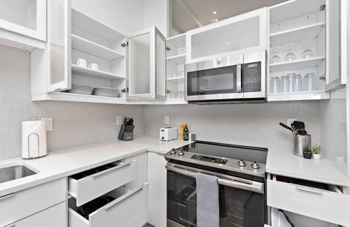 Financial District Apartamento | ! King Bed ! Downtown Highrise!
