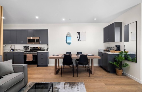 Roseville - Fleet Ridge Apartamento | King Bed, EV Charger, Pet-Friendly, Balcony Near Airport & Beaches