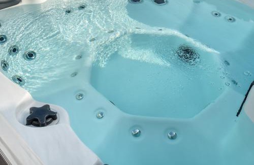 Kernersville Casa | King Bed Exec Suite Hot Tub, Gym, Grill & Laundry