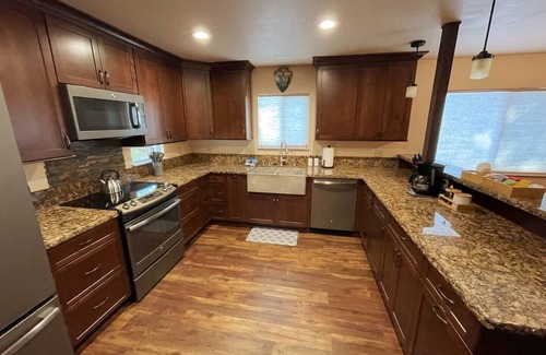 Yosemite Forks Cabina | King Bed / Fast WiFi / Spa - Buckeye Bungalow