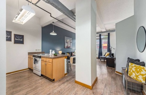 Quality Hill Apartamento | King Bed | Great Location+Amenities | Free Parking