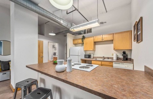 Quality Hill Apartamento | King Bed | Great Location+Amenities | Free Parking
