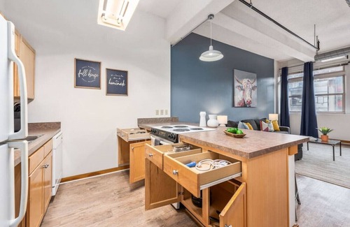 Quality Hill Apartamento | King Bed | Great Location+Amenities | Free Parking